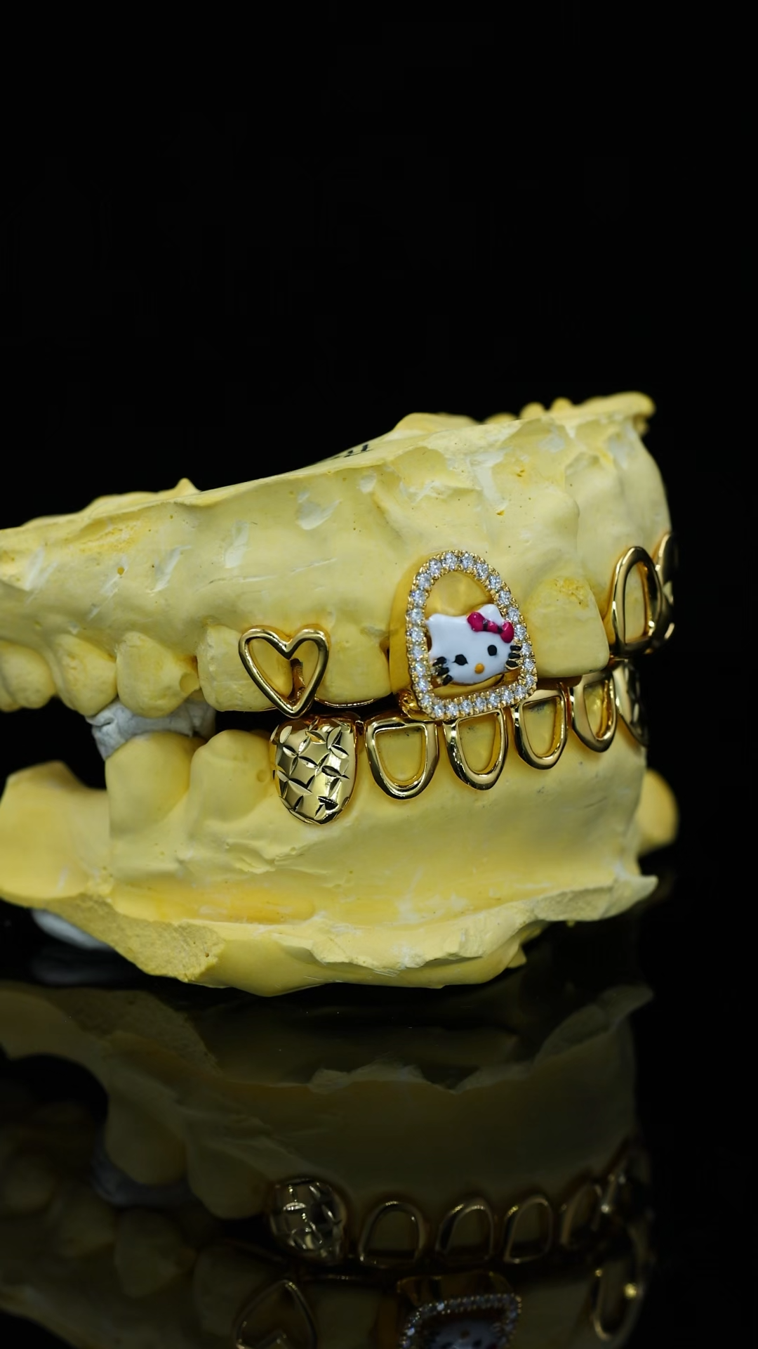 Custom Hello Kitty Enamel Moissanite Lab Diamond Grillz Top Bottom Hollow Heart Teeth Grills Hip Hop Women Bling Tooth Caps