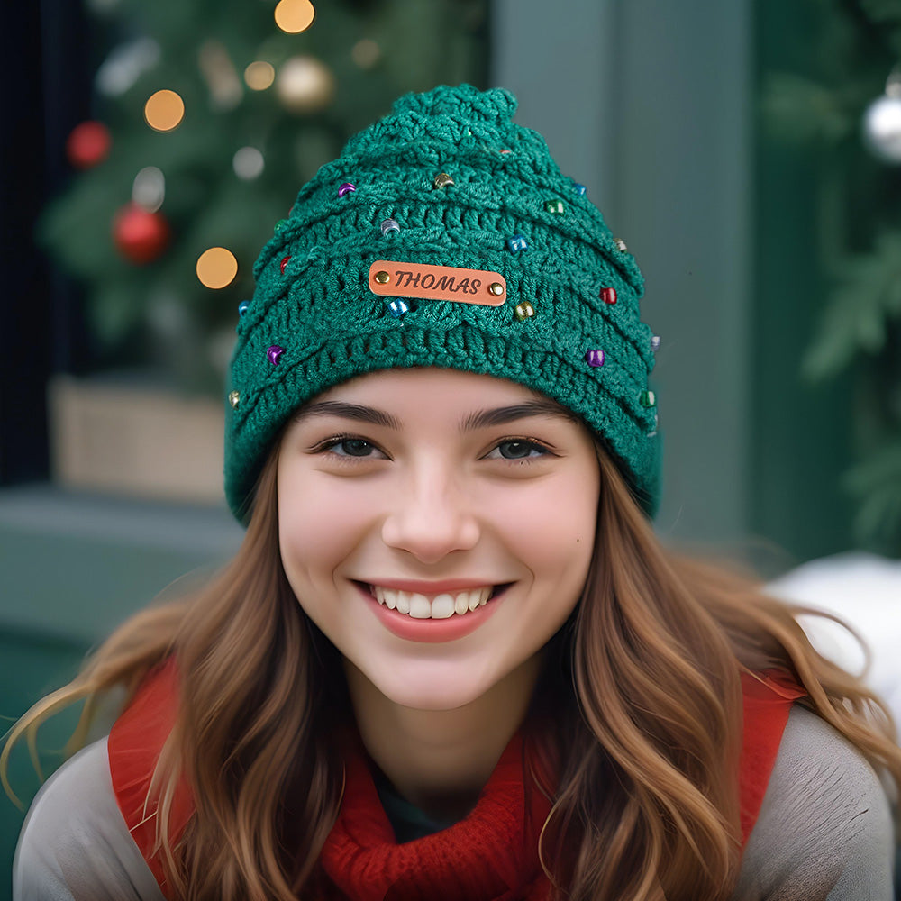 Cappello Natalizio All'uncinetto Personalizzato Con Toppa In Pelle Personalizzata E Albero Di Natale All'uncinetto, Regali Di Natale Per La Persona Amata. - 