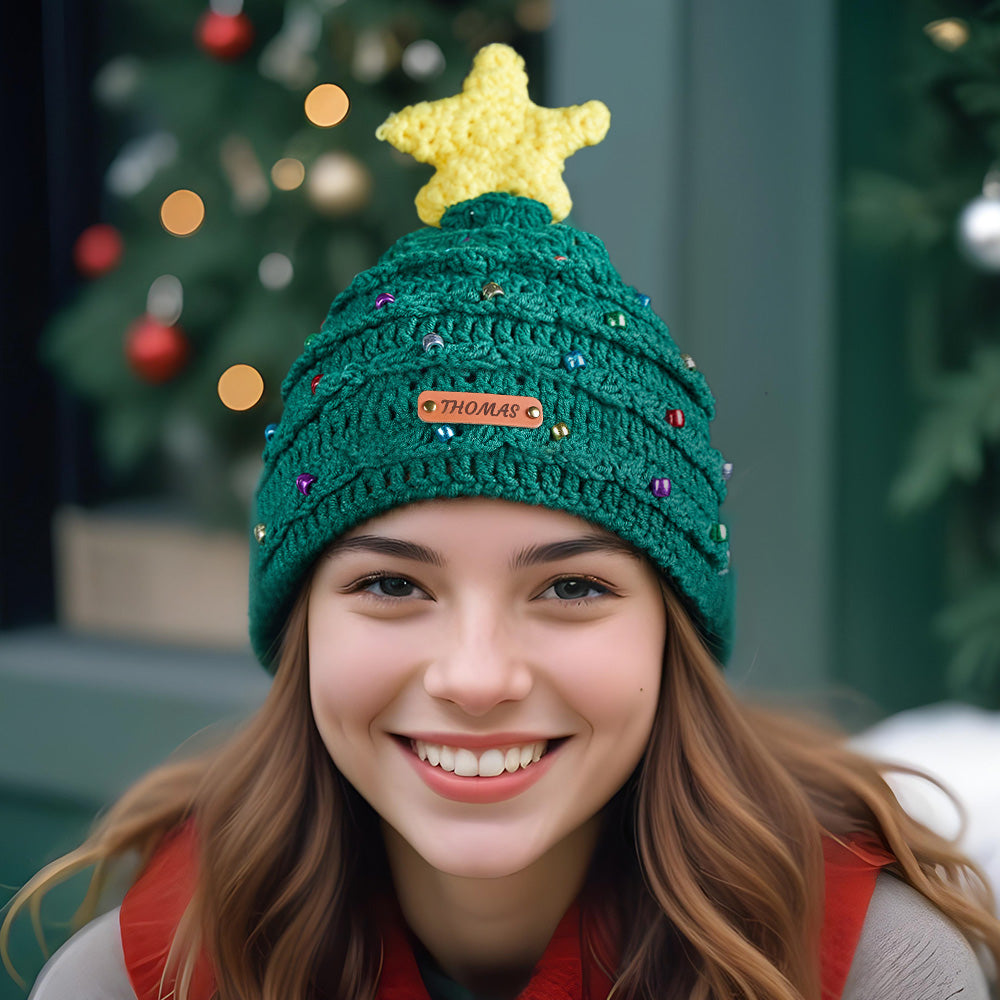 Cappello Natalizio All'uncinetto Personalizzato Con Toppa In Pelle Personalizzata E Albero Di Natale All'uncinetto, Regali Di Natale Per La Persona Amata. - 