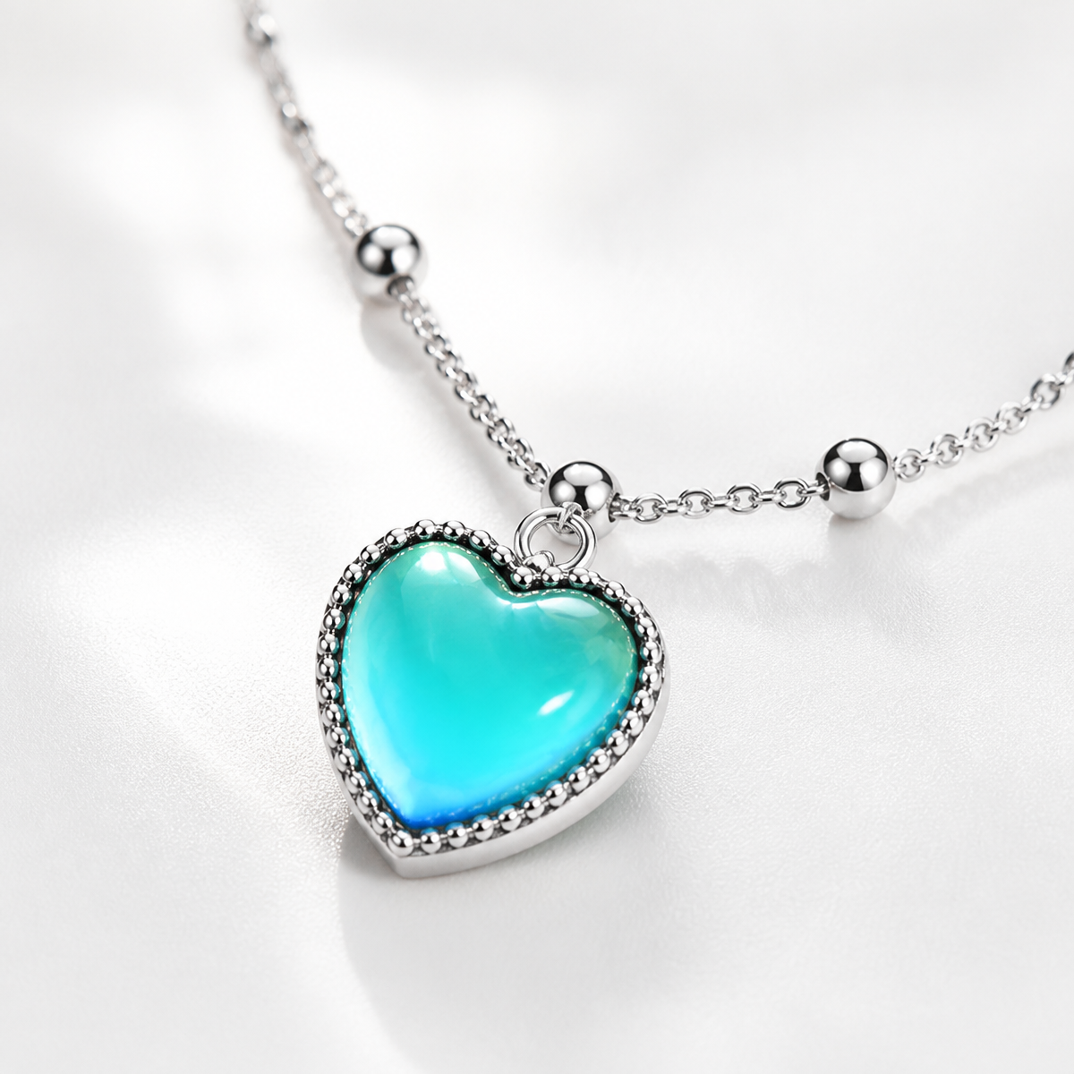 Mood Changing Heart Pendant Necklace – Color-Changing Emotion Jewelry Gift for Her