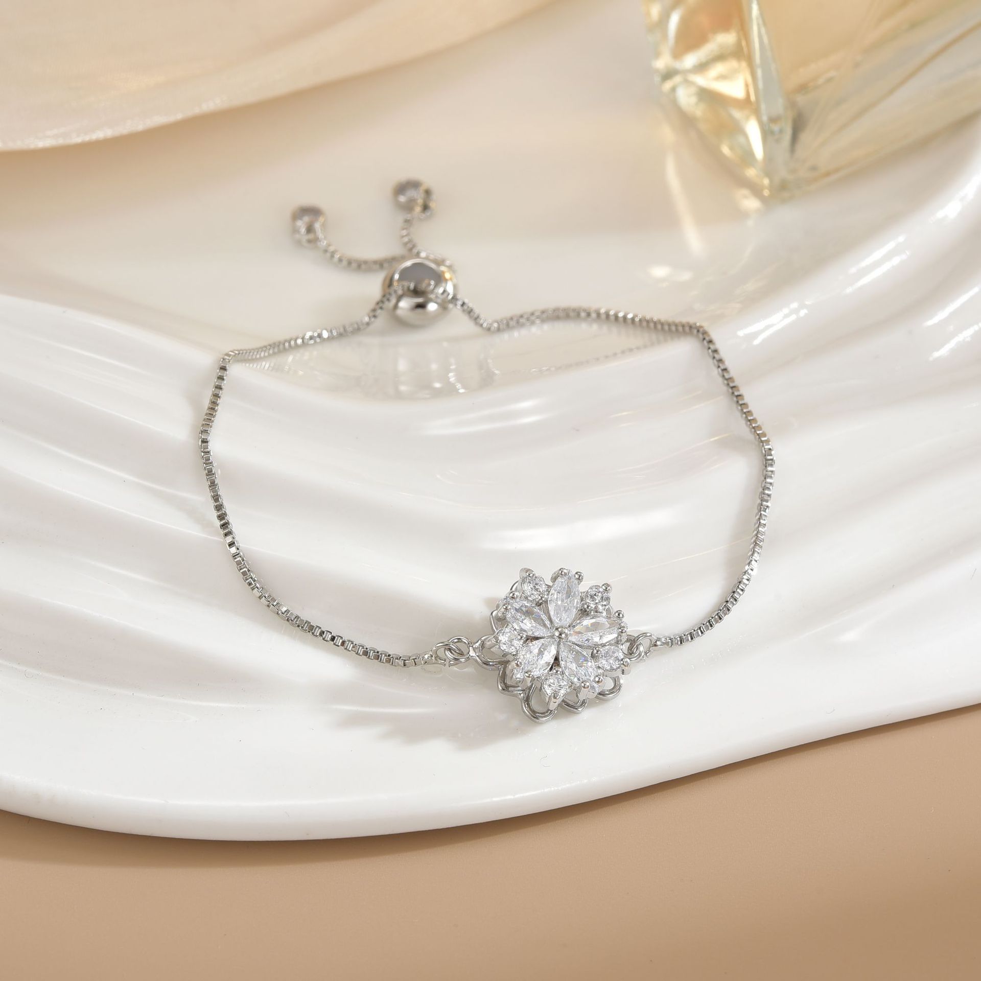 Spinning Flower Fidget Bracelet Floral Fidget Bracelet Fashionable Anti-Anxiety Flower Bracelet Dainty Daisy Spinner Bracelet