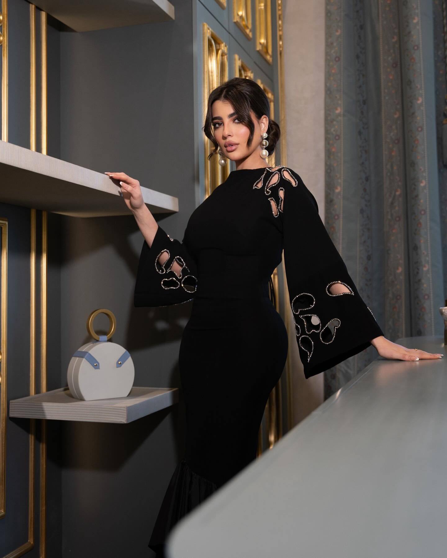 Black Temperament Long Sleeve Midi Dress