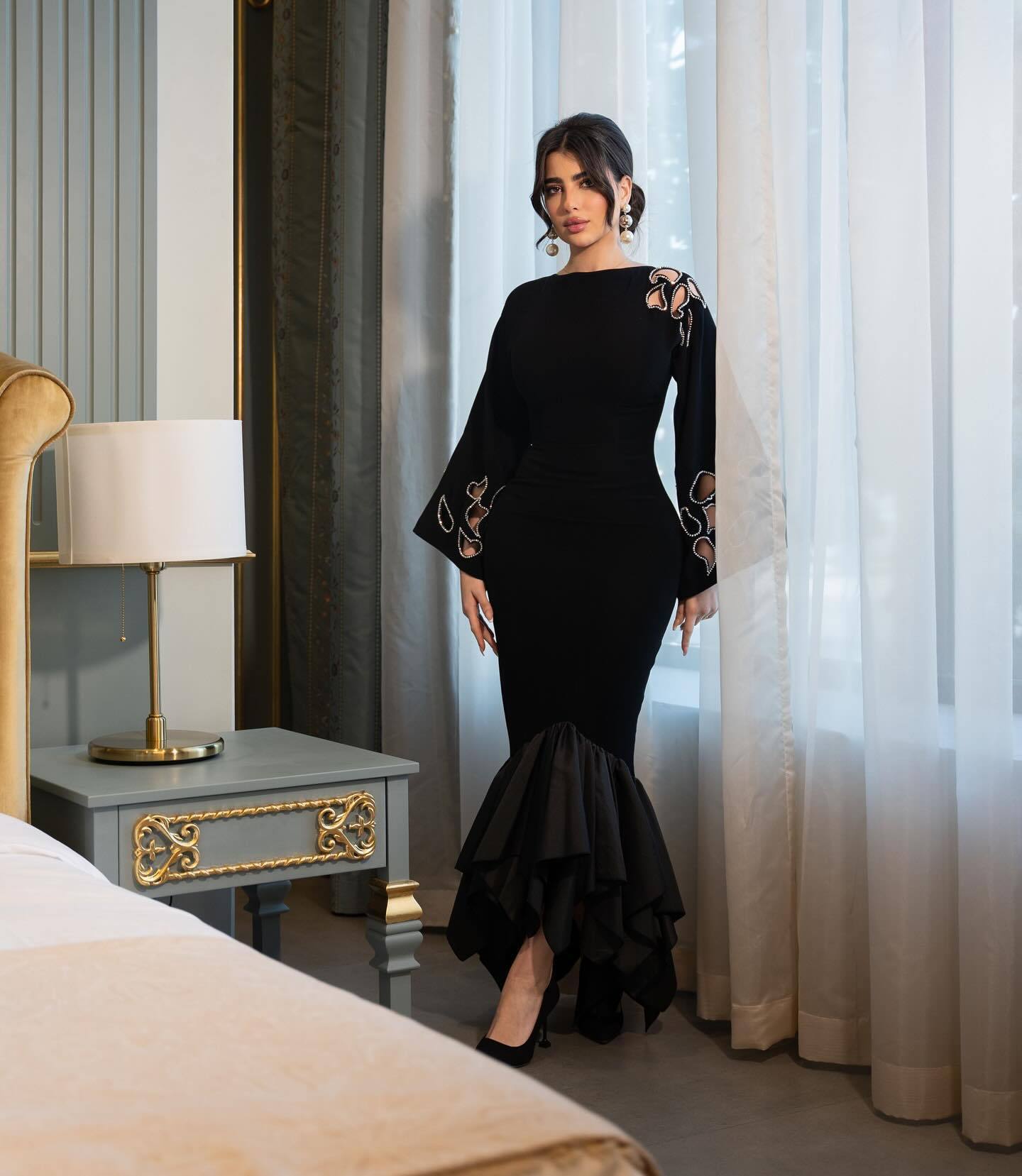 Black Temperament Long Sleeve Midi Dress