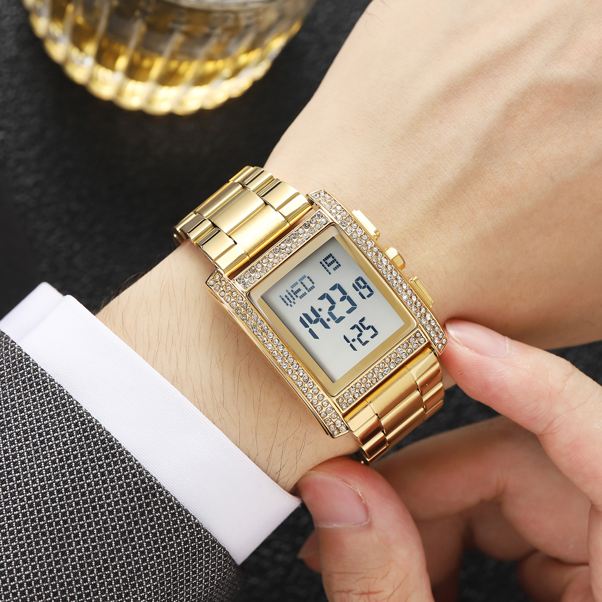 SKMEI 2520 Men's Luxury Business Gold Stainless Steel Wristwatch Square Dial digital watch