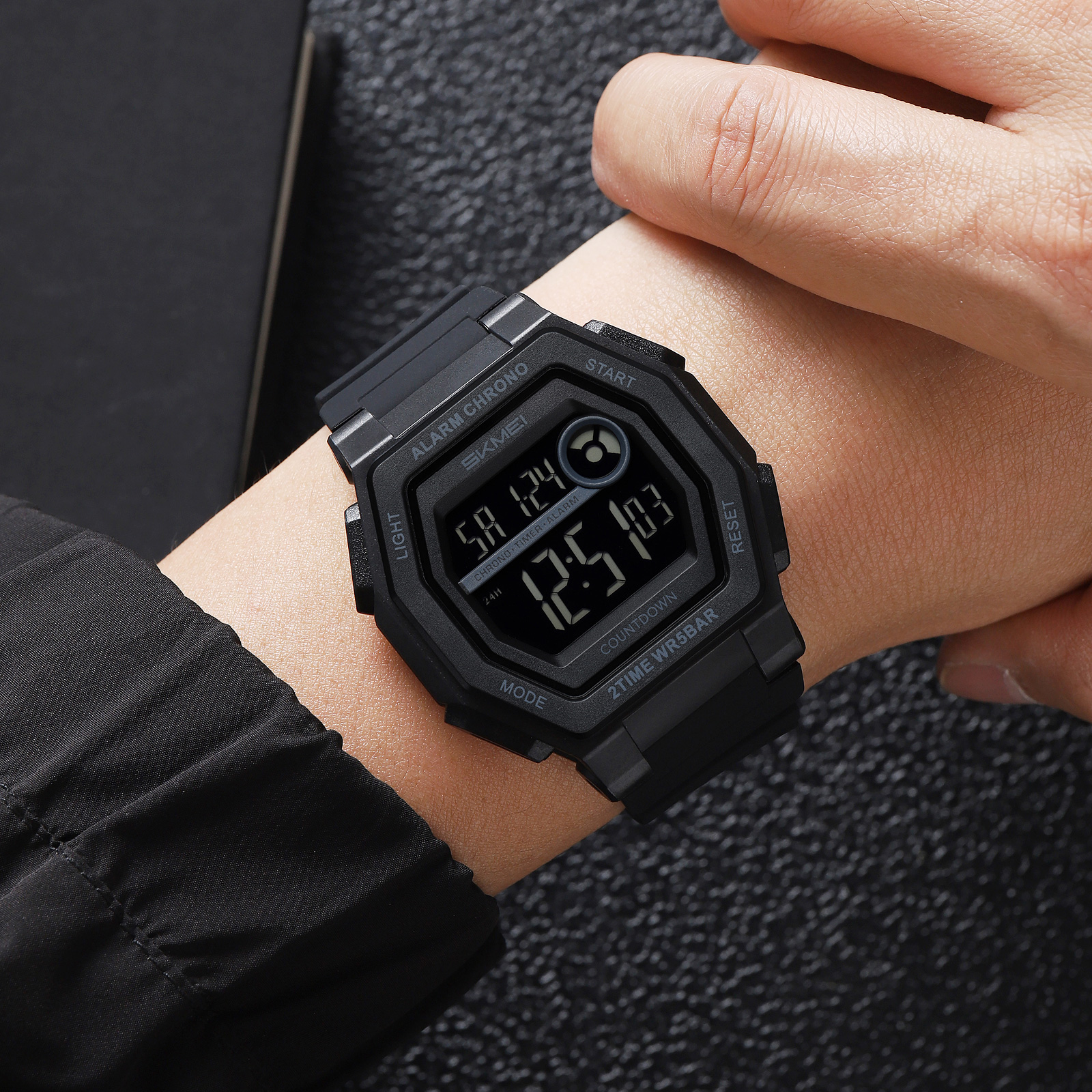 SKMEI 2552 Stylish OEM Man Digital Watch Water Proof Calender Concise Sports Watch Manufacturer