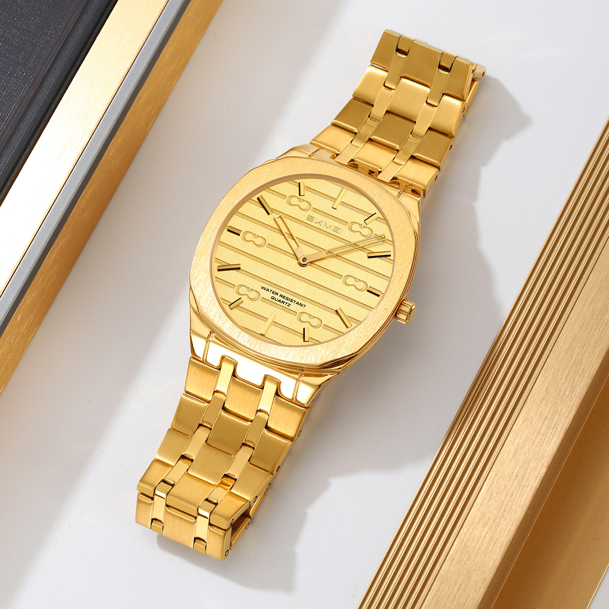 SKMEI 9372 Luxury Men's Quartz Watch with Stainless Steel Band