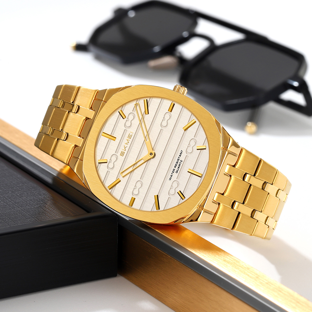 SKMEI 9372 Luxury Men's Quartz Watch with Stainless Steel Band