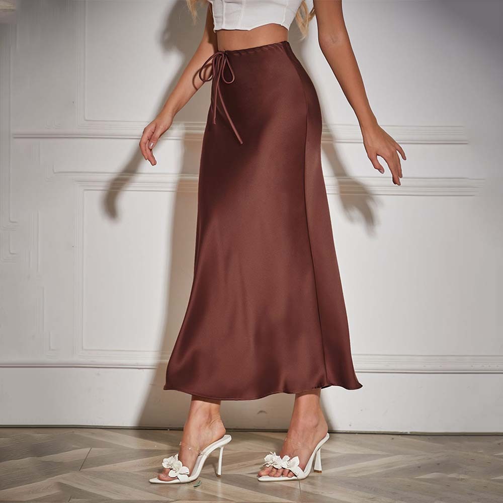 Falda de mujer elegante de satén con tirantes y talle alto