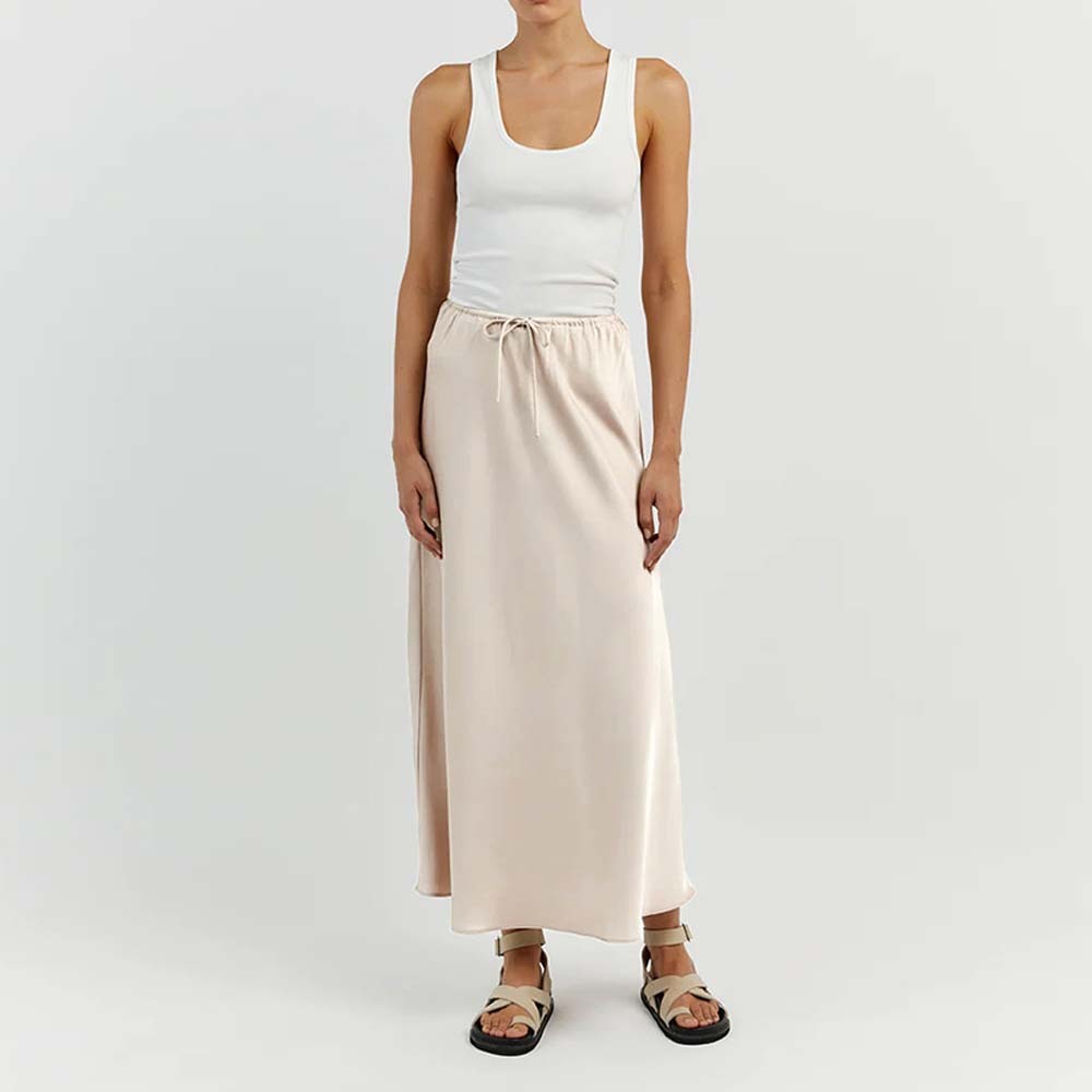 Falda de mujer elegante de satén con tirantes y talle alto