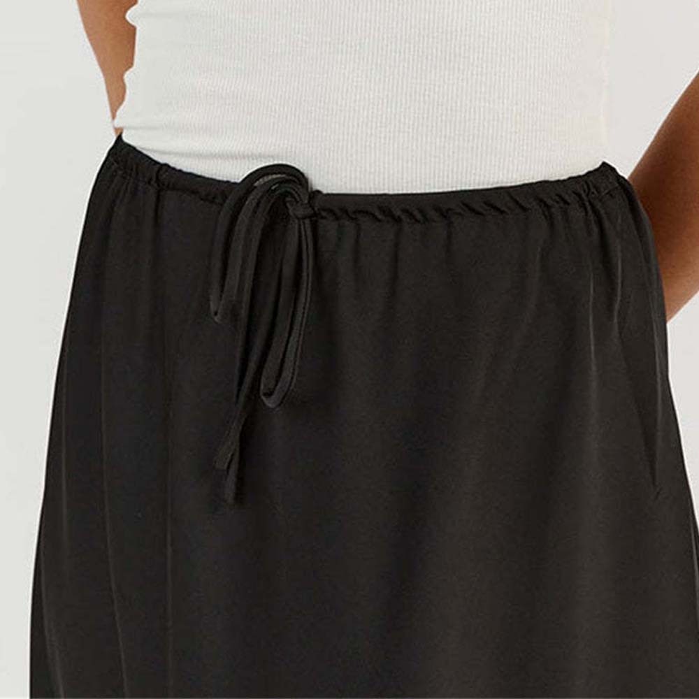 Falda de mujer elegante de satén con tirantes y talle alto