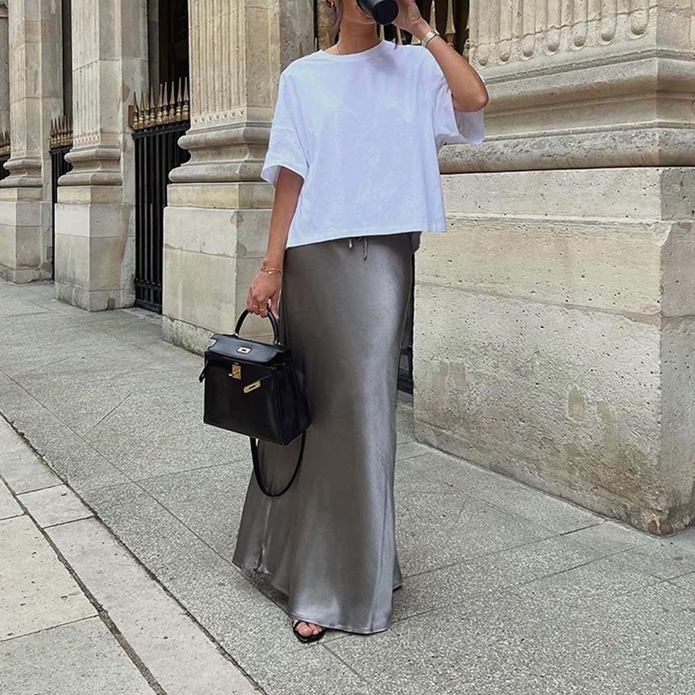 Falda de mujer elegante de satén con tirantes y talle alto