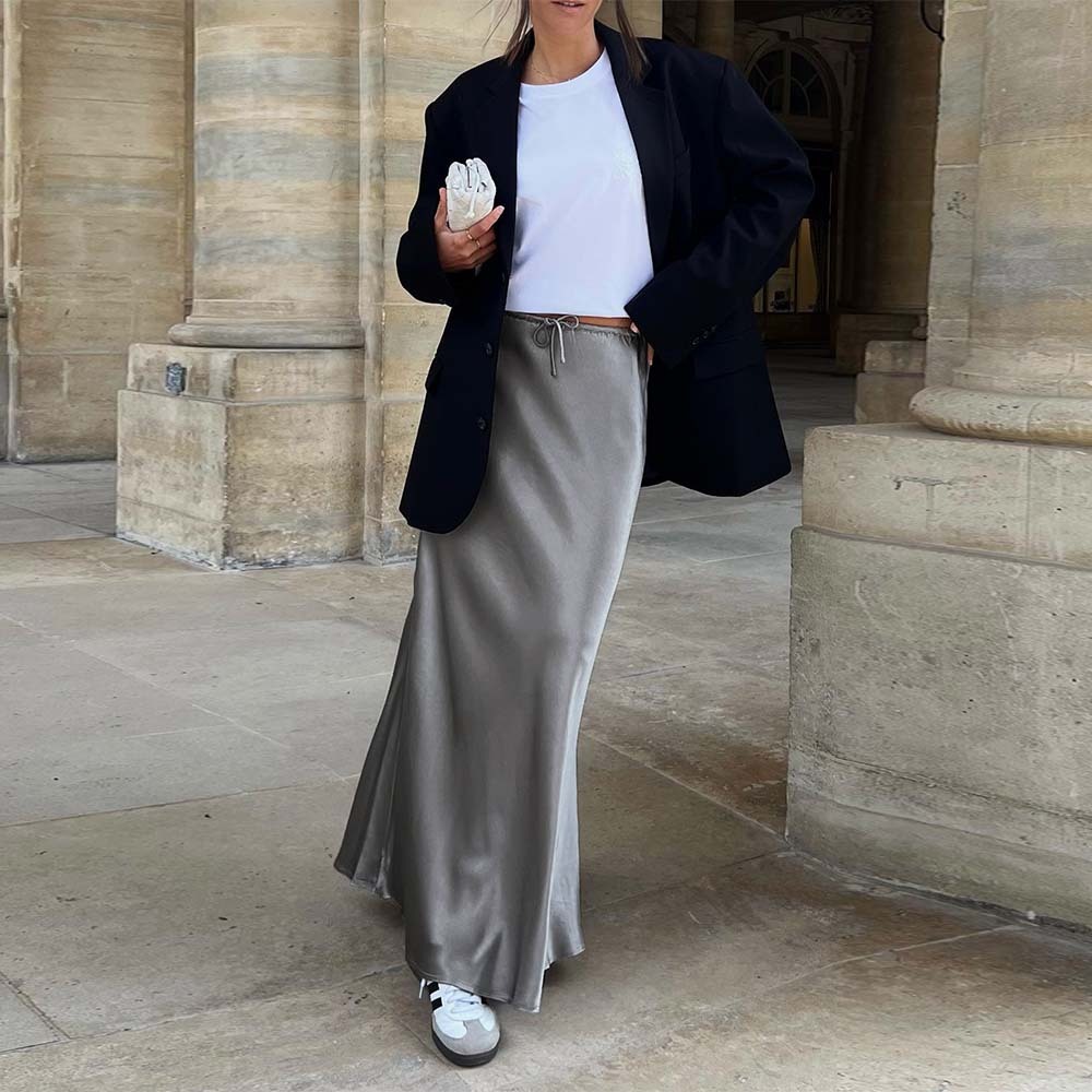 Falda de mujer elegante de satén con tirantes y talle alto