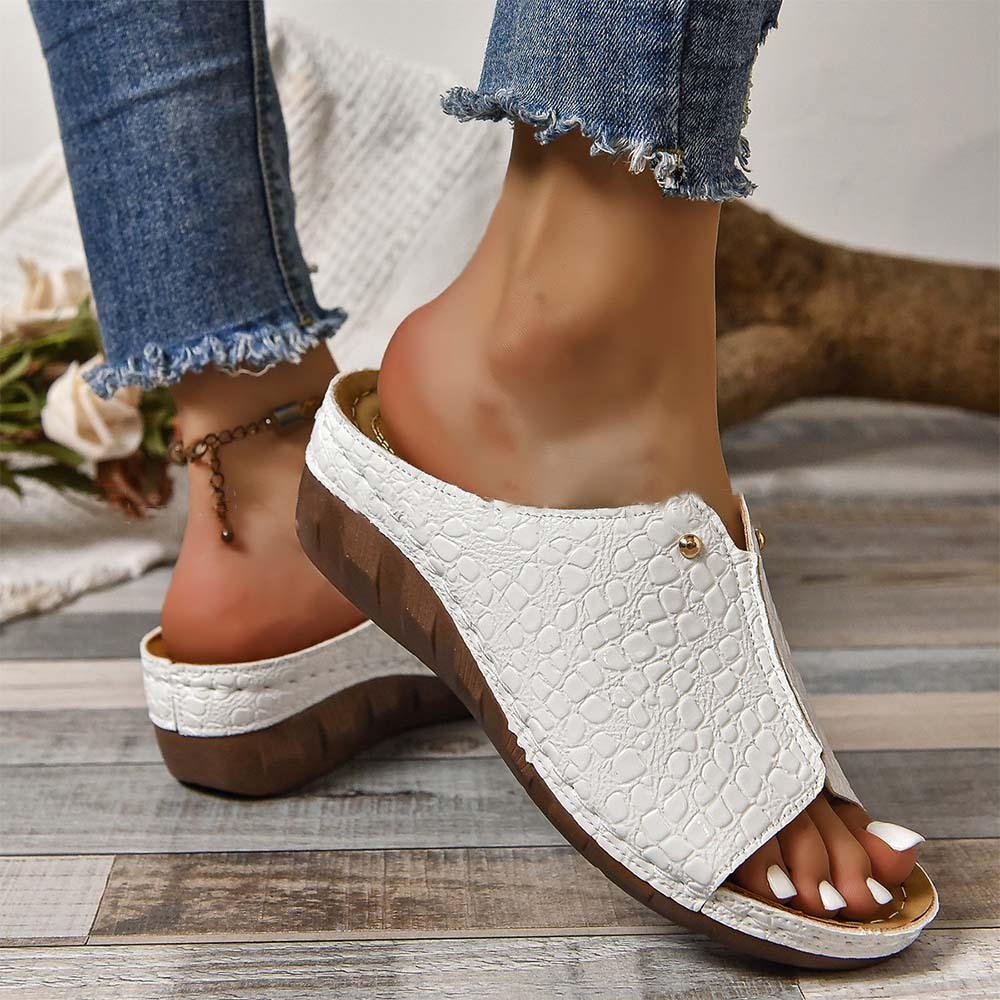 Pantuflas de cuña con tachuelas y estampado de cocodrilo a la moda para mujer