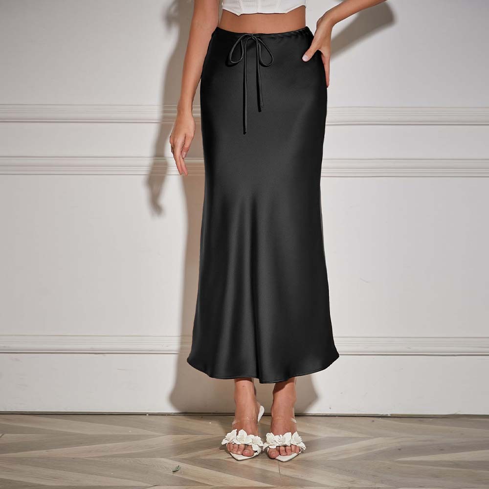 Falda de mujer elegante de satén con tirantes y talle alto