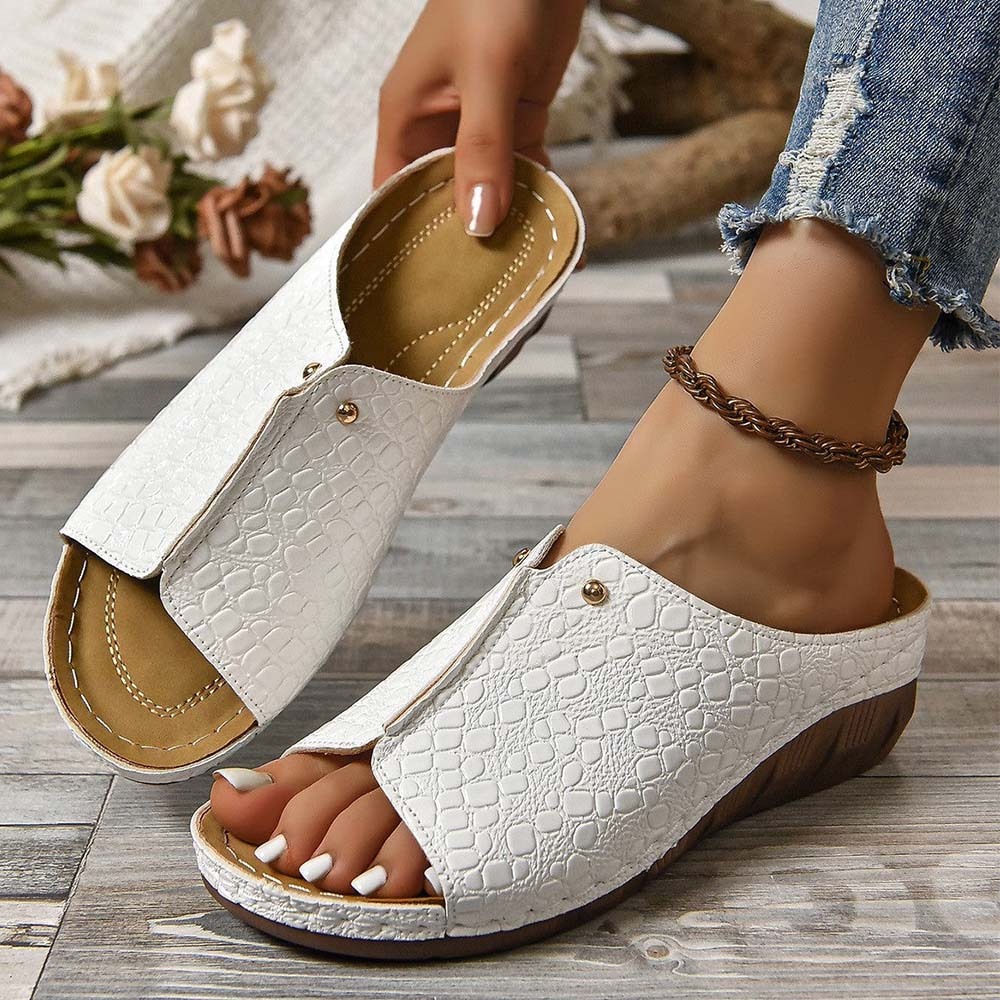 Pantuflas de cuña con tachuelas y estampado de cocodrilo a la moda para mujer