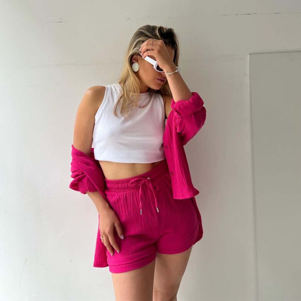 Traje de mujer (camisa de manga larga + pantalón corto)