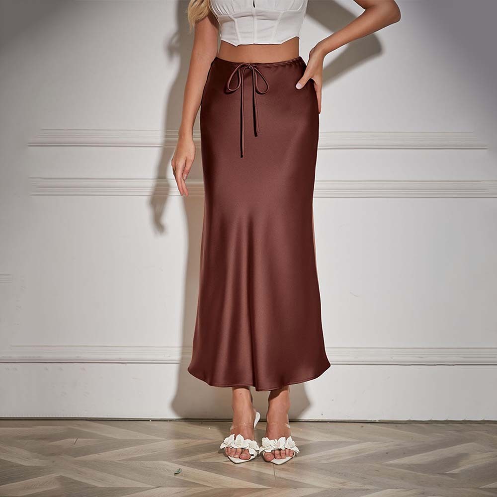 Falda de mujer elegante de satén con tirantes y talle alto