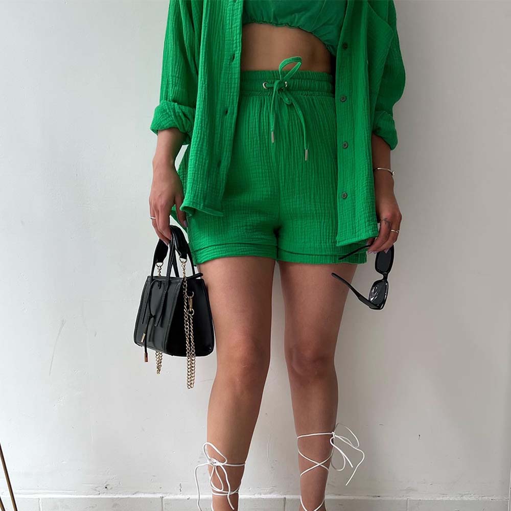 Traje de mujer (camisa de manga larga + pantalón corto)