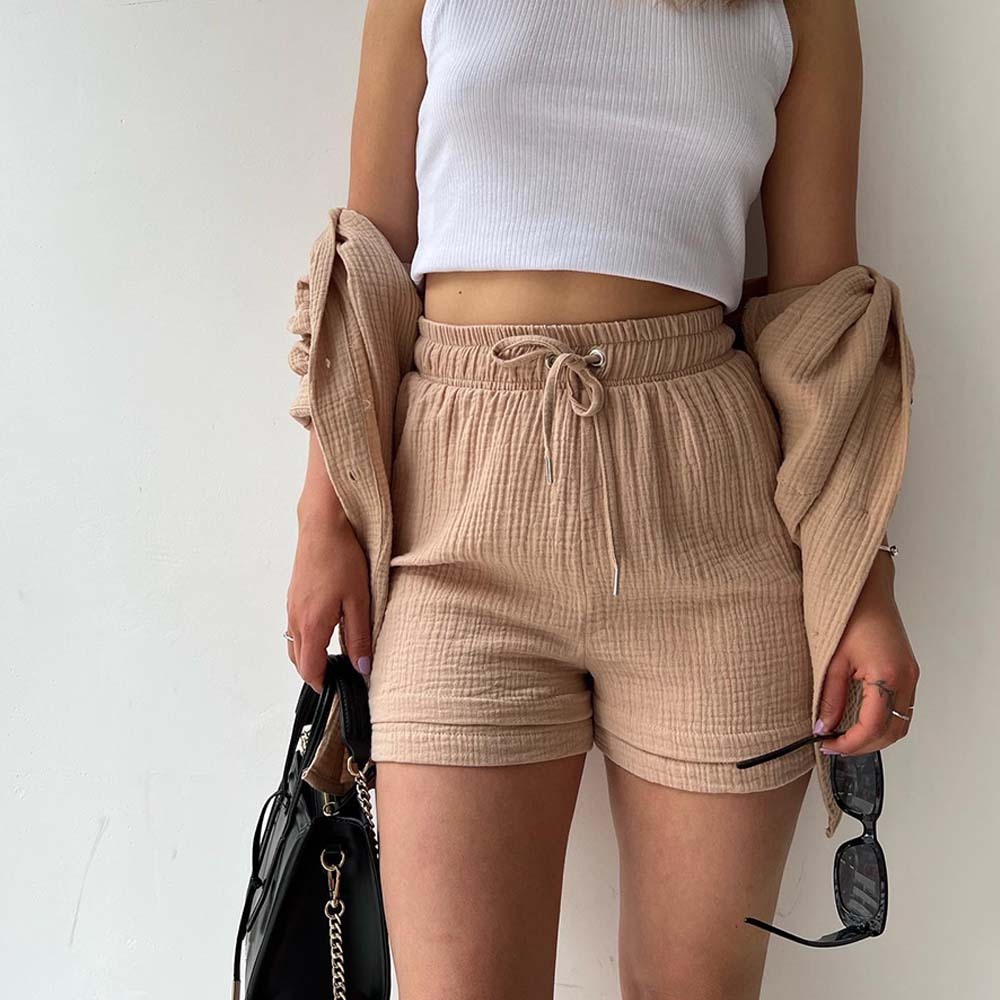 Traje de mujer (camisa de manga larga + pantalón corto)