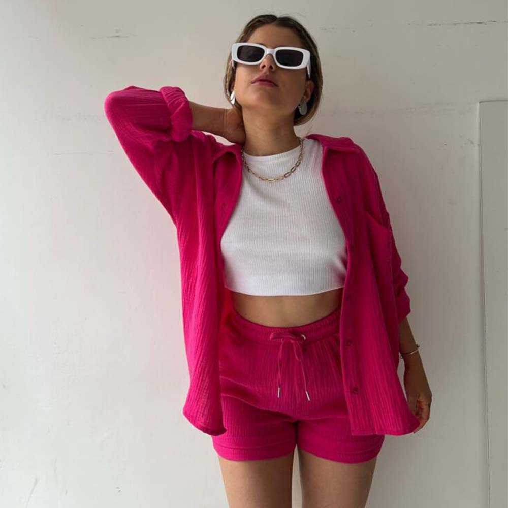 Traje de mujer (camisa de manga larga + pantalón corto)