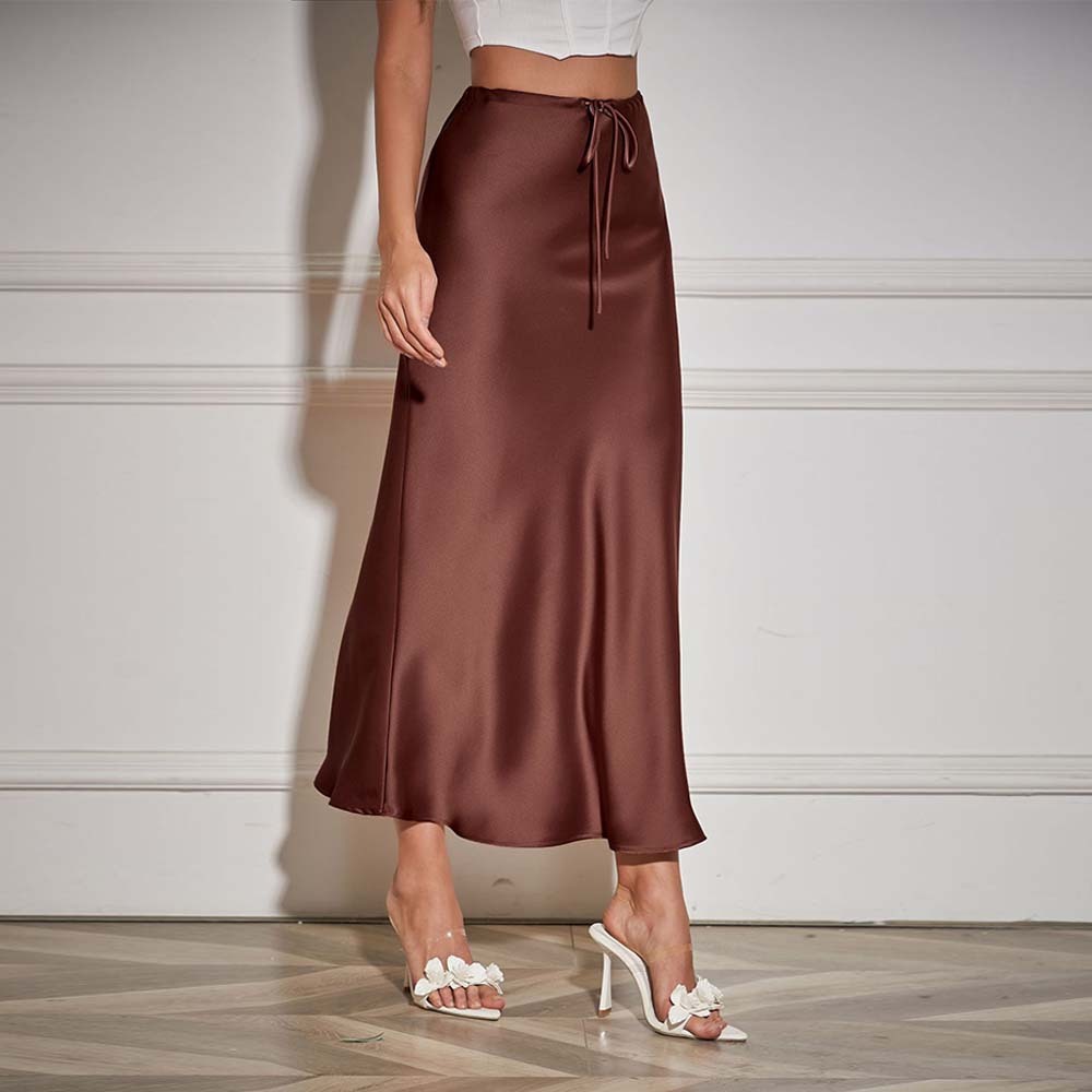 Falda de mujer elegante de satén con tirantes y talle alto