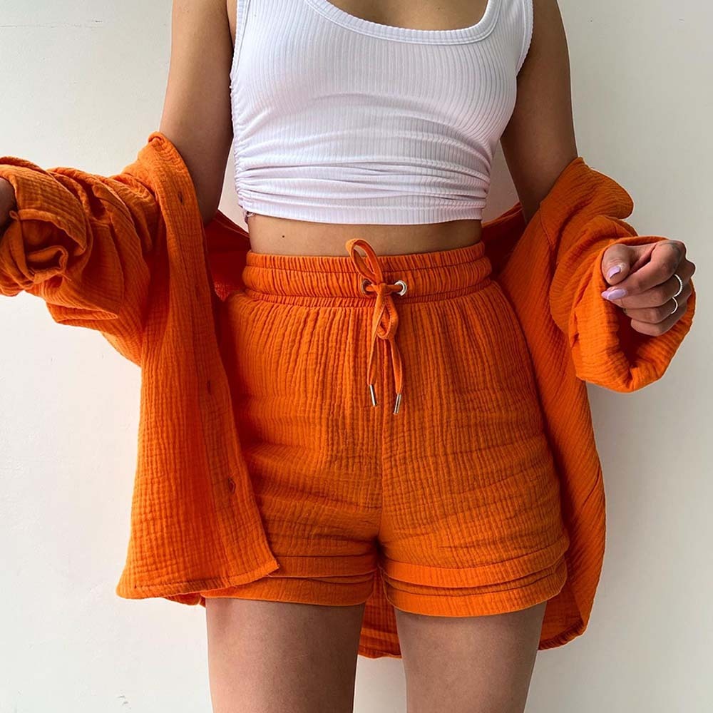 Traje de mujer (camisa de manga larga + pantalón corto)