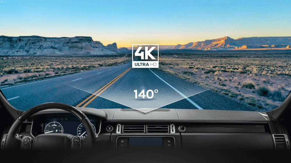 Belső aut&oacute;k&eacute;p egy egyenes sivatagi &uacute;tr&oacute;l, jel&ouml;l&eacute;sekkel: &bdquo;4K ULTRA HD&rdquo; &eacute;s &bdquo;140&deg;&rdquo;.