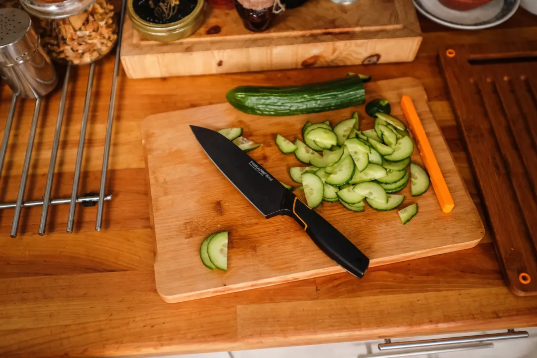 👩‍🍳 FISKARS® Limitált kiadás: EDGE 5 részes konyhai késkészlet – éles kések + tartó + késélező