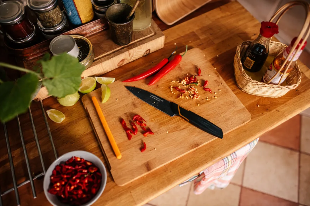👩‍🍳 FISKARS® Limitált kiadás: EDGE 5 részes konyhai késkészlet – éles kések + tartó + késélező
