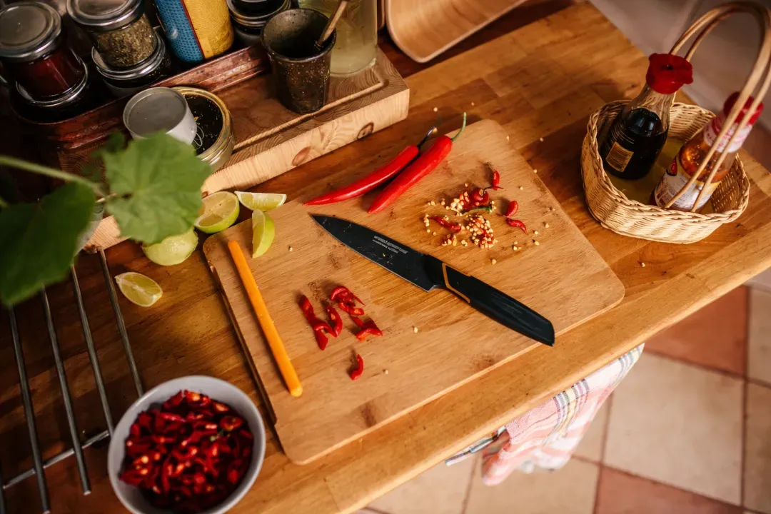 👩‍🍳 FISKARS® Limitált kiadás: EDGE 5 részes konyhai késkészlet – éles kések + tartó + késélező