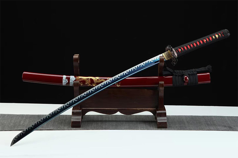 Kézzel kovácsolt, minden darabhoz tartozik egy exkluzív Eredeti Tanúsítvány.