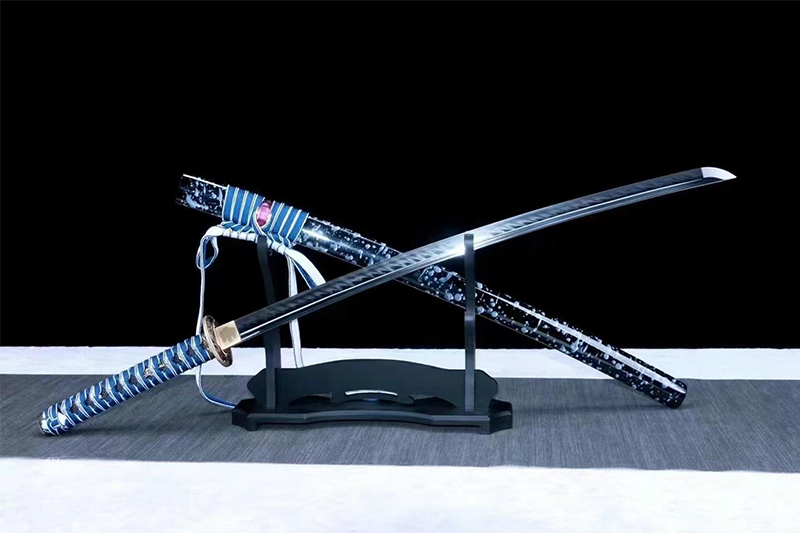 Kézzel kovácsolt, minden darabhoz tartozik egy exkluzív Eredeti Tanúsí