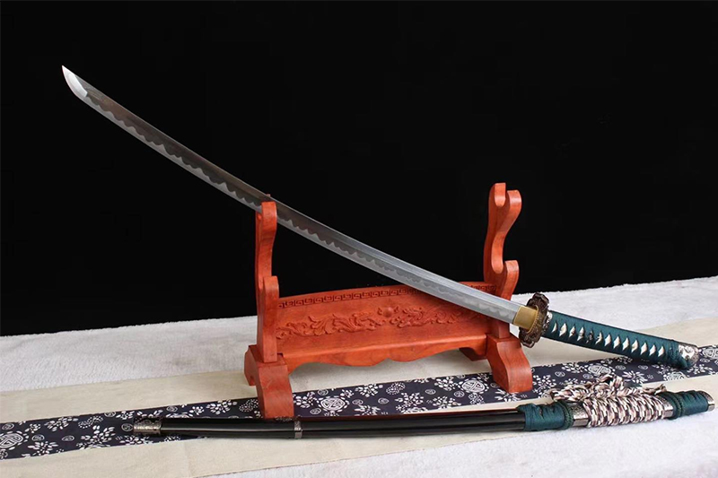 Kézzel kovácsolt, minden darabhoz tartozik egy exkluzív Eredeti Tanúsítvány.