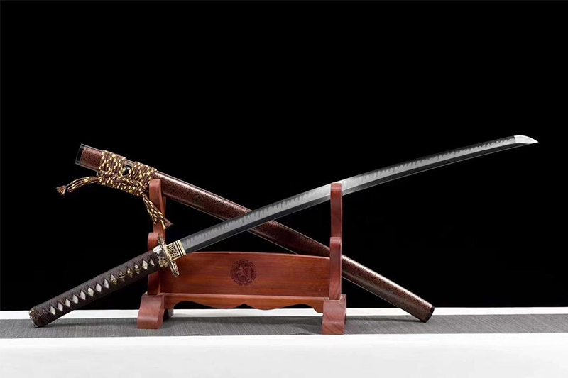 Kézzel kovácsolt, minden darabhoz tartozik egy exkluzív Eredeti Tanúsítvány.