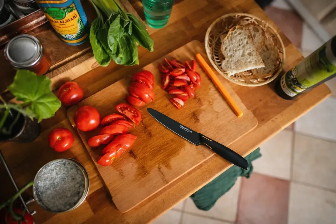 👩‍🍳 FISKARS® Limitált kiadás: EDGE 5 részes konyhai késkészlet – éles kések + tartó + késélező