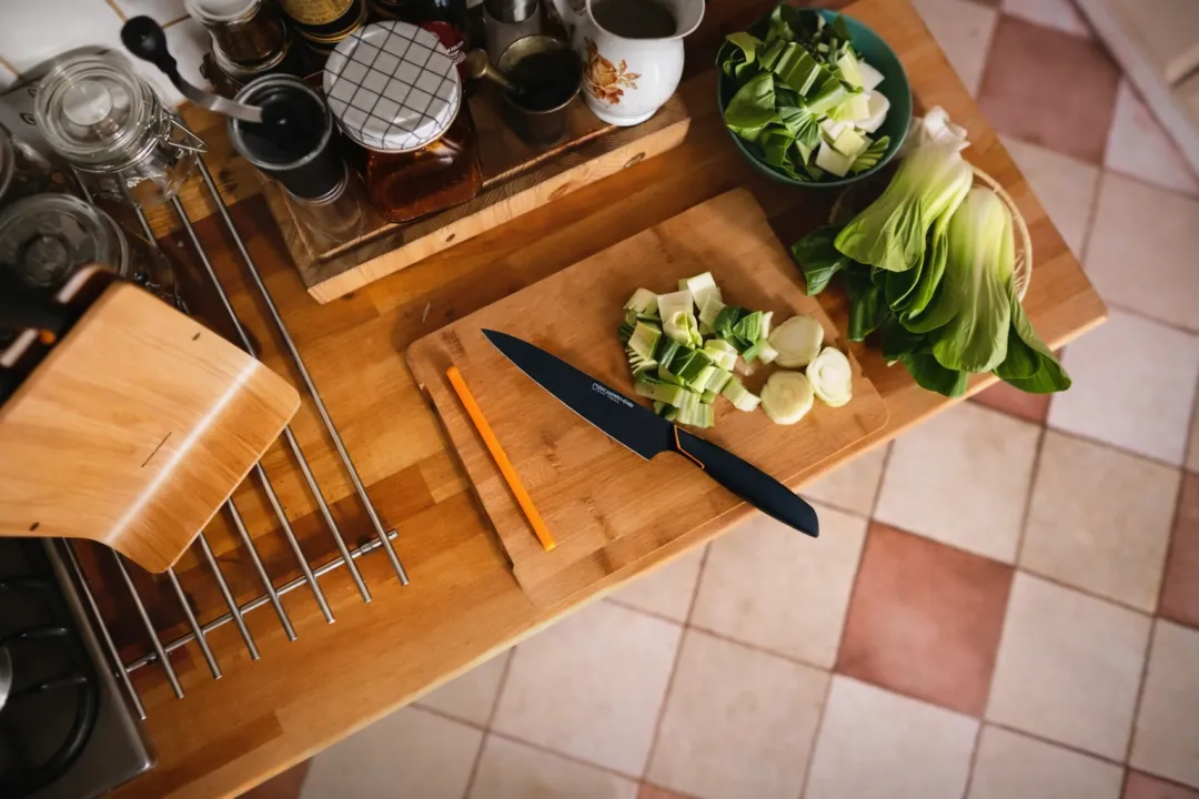 👩‍🍳 FISKARS® Limitált kiadás: EDGE 5 részes konyhai késkészlet – éles kések + tartó + késélező