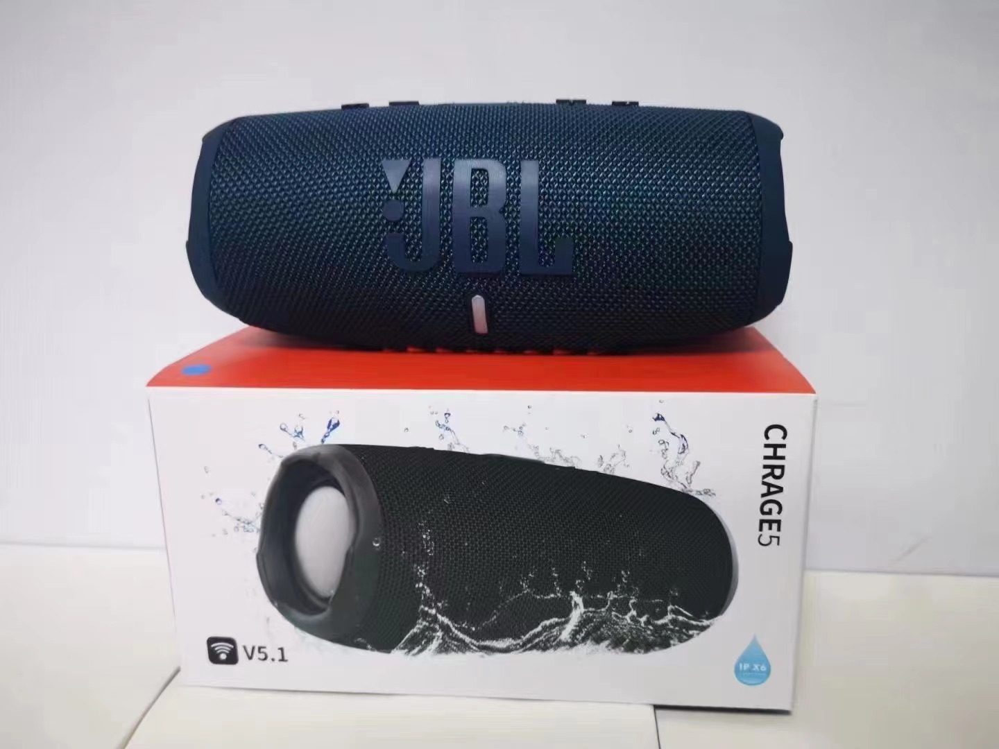 JBL Charge 5 Hordozható Vízálló Vezeték nélküli Bluetooth Hangszóró Csomag a divvi!-vel