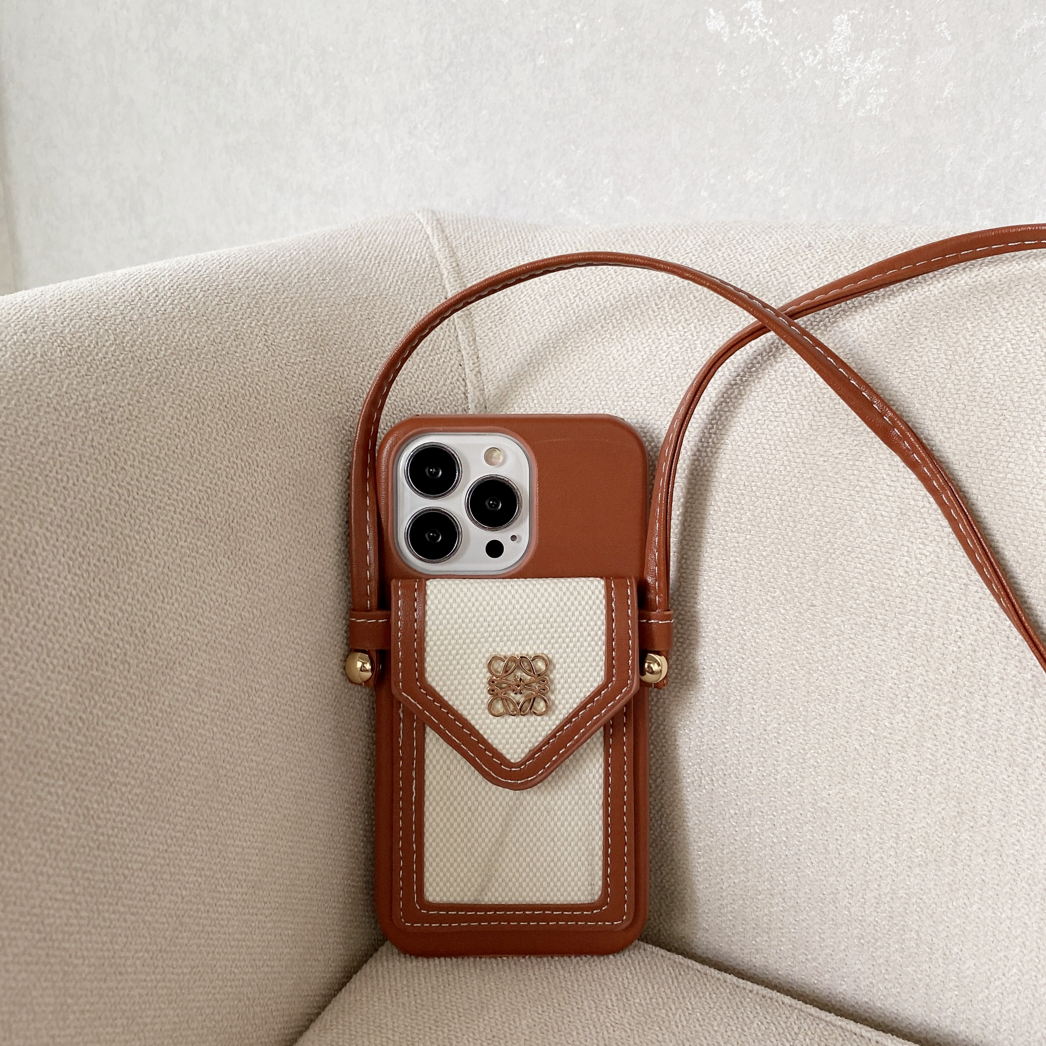 LOEWE - LOEWE(ロエベ)ストラップ付きiPhoneケースの通販 by ち