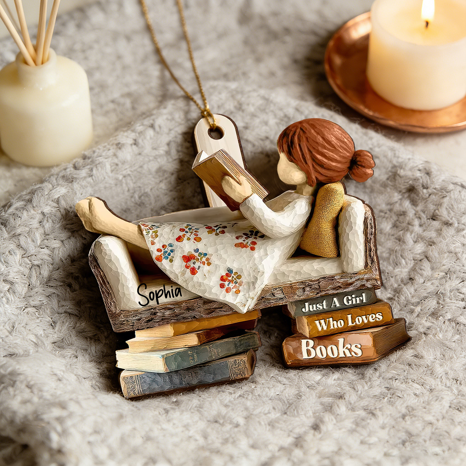 Personalisierter Holzanhänger – Weihnachtsgeschenk Für Bücherliebhaber, Die Auf Dem Sofa Lesen - soufeelde