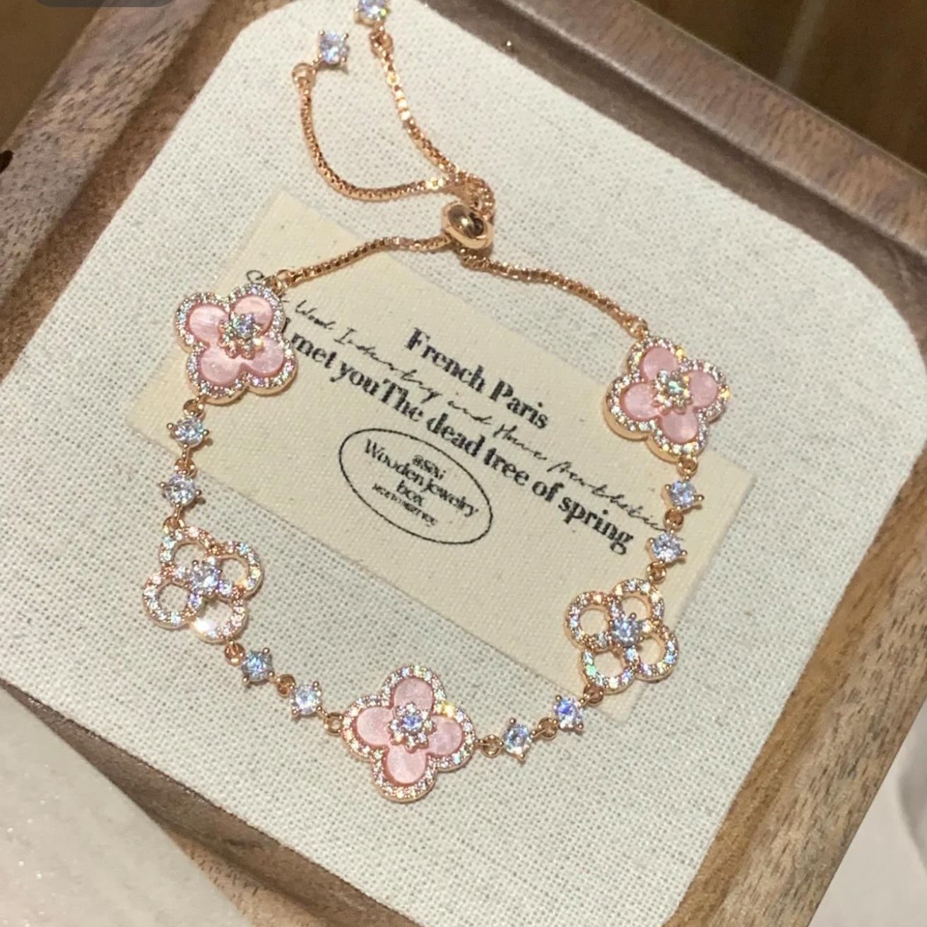Elegantes Armband Mit Vierblättriger, Rosafarbener Blüte – Verstellbare Kette Aus Roségold - soufeelde
