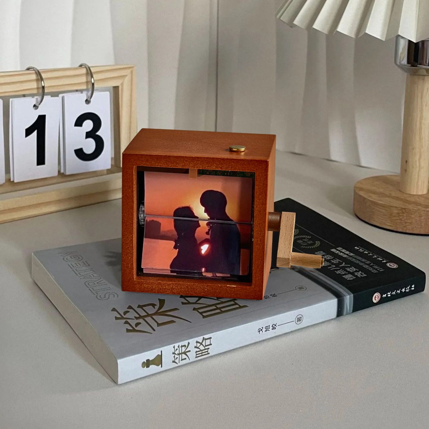 Benutzerdefinierter Foto-Flipbook-Rahmen, Animationsmaschine, mechanisches Fotoalbum mit Handkurbel und leichtem Baby-Foto-Würfelrahmen aus schwarzem Walnussholz, kreatives Geschenk Benutzerdefiniertes Flipbook mit handgekurbelter Filmmaschine