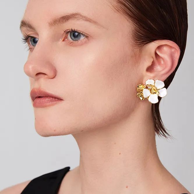 Biflorale Ohrringe Aus Der Wild Rose Collection Mit Weißer Emaille - soufeede