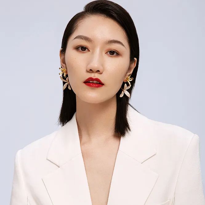 Goldene Biflorale Diamantohrringe Aus Der Orchids Collection - soufeede