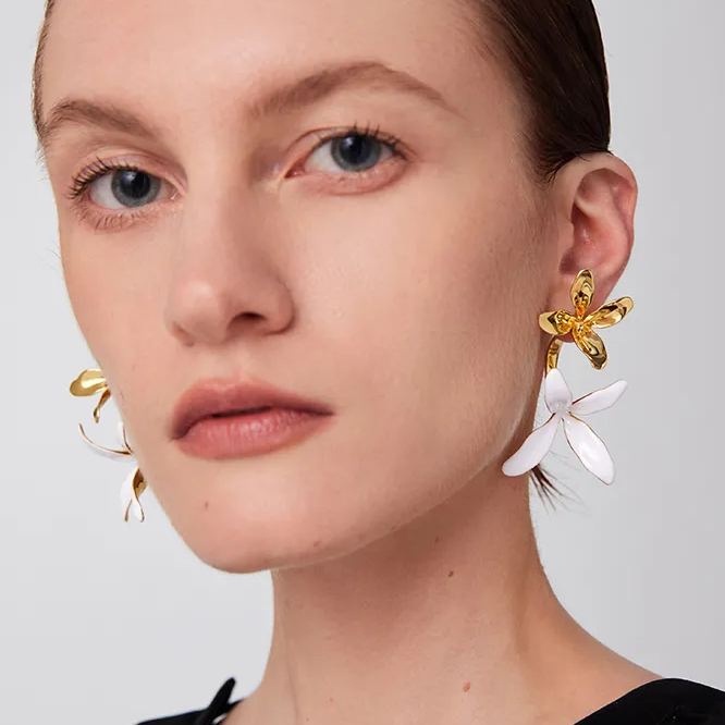 Biflorale Tropfenohrringe Aus Der Orchids Collection In Weiß Und Gold - soufeede
