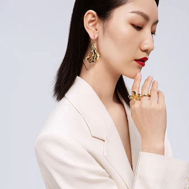 Asymmetrische Goldene Blütenblatt-ohrringe Aus Der Orchideen-kollektion - soufeede