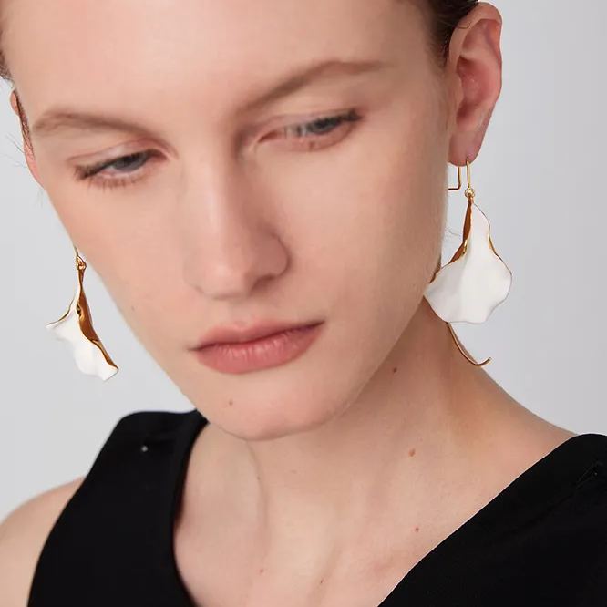 Asymmetrische Weiße Blütenblatt-ohrringe Aus Der Orchideen-kollektion - soufeede