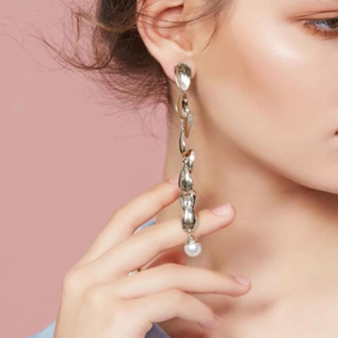 Petals Collection Ohrclips Mit Acht Blütenblättern Und Silbernen Quasten Und Perlen - soufeede