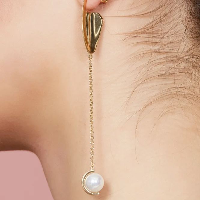 Goldene Ohrringe Aus Der Petals Collection Mit Blütenblattquaste Und Perlenkristall - soufeede