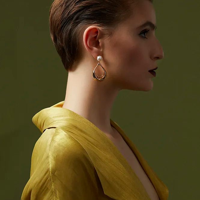 Ohrringe Aus Der Feigenkollektion In Form Mehrerer Samen Mit Weißen Korundperlen - soufeede