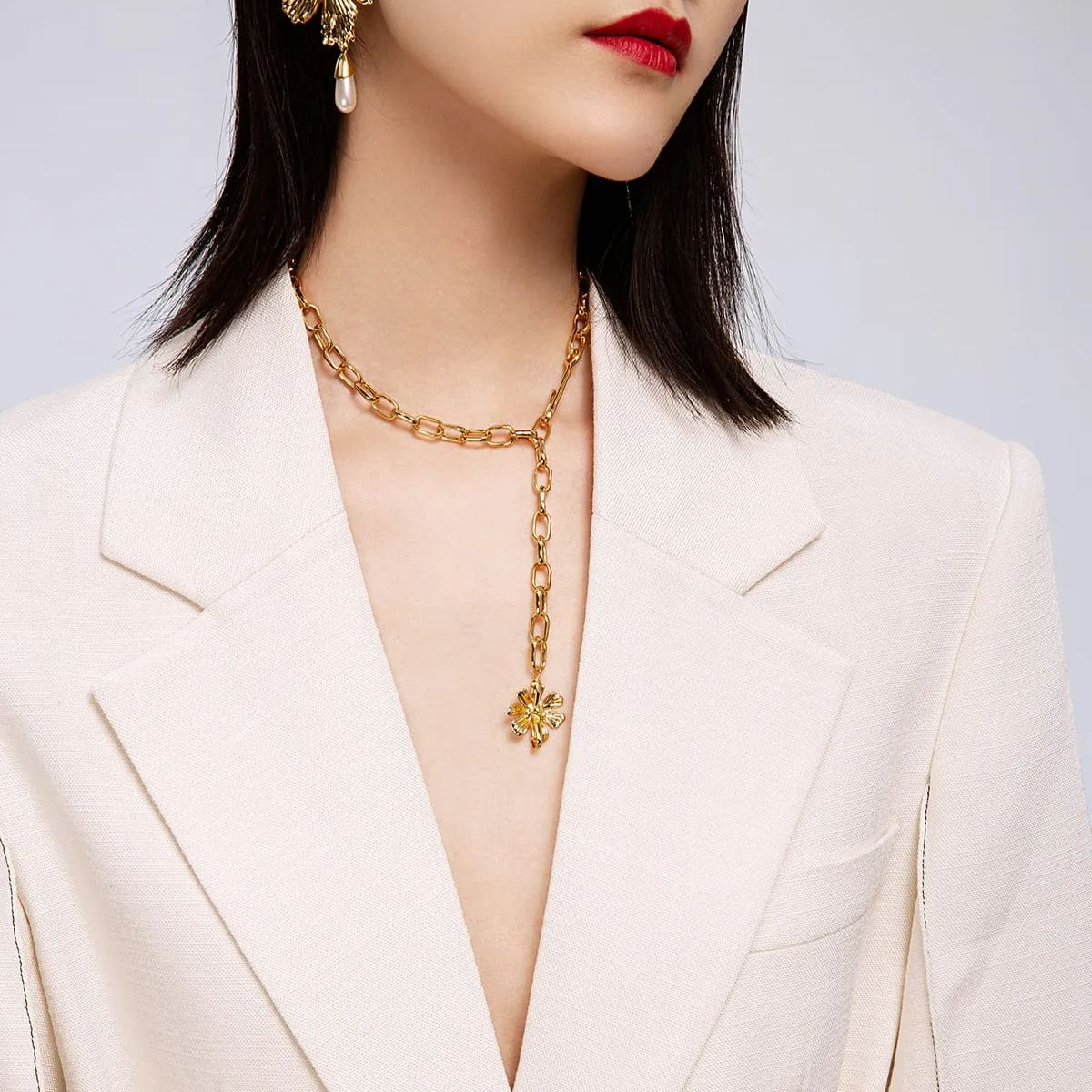 Goldener Halsband Mit Weißen Blumen Aus Der Cosmos-kollektion - soufeede